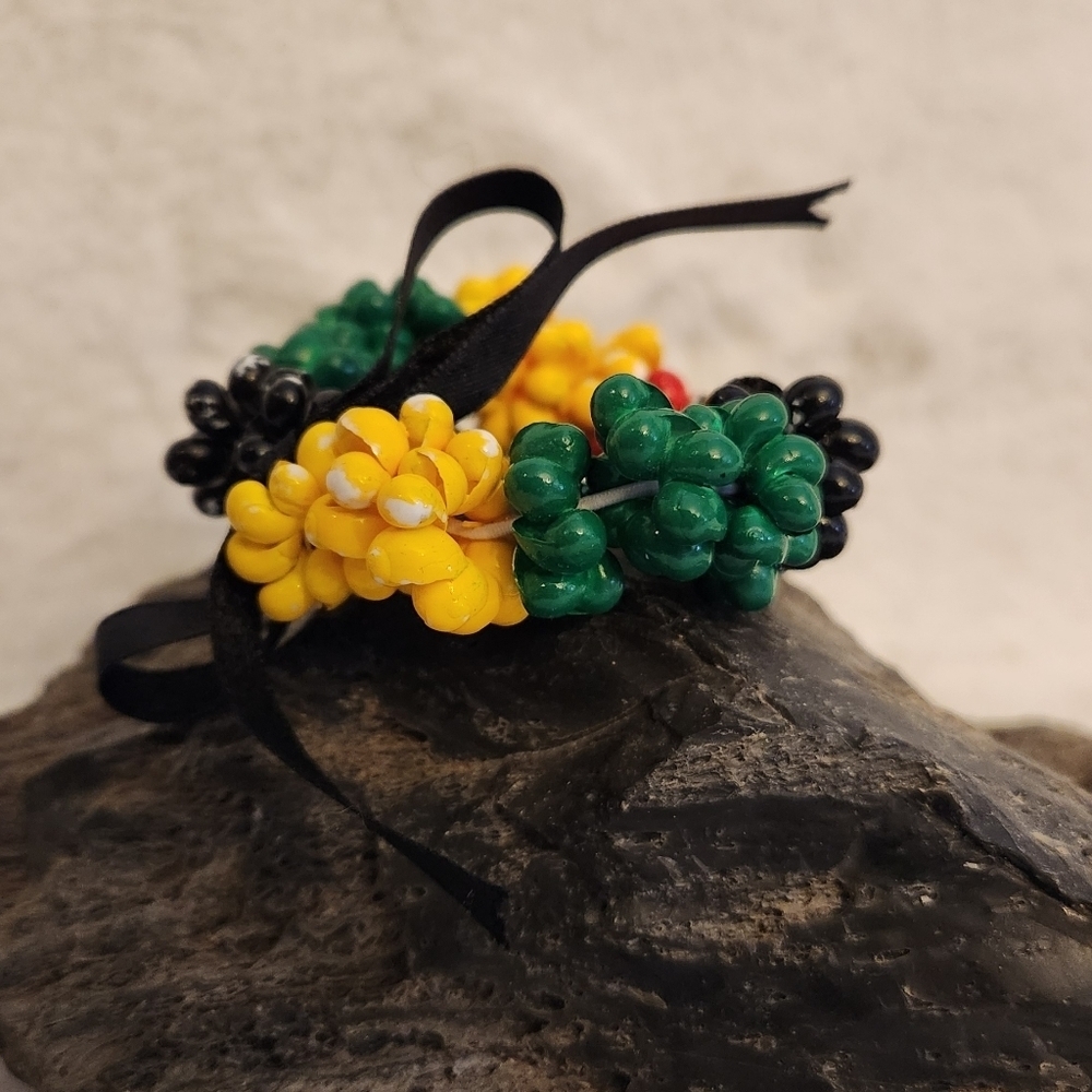 Colorful Shell Bracelet - NWOT - Picture 2 of 4